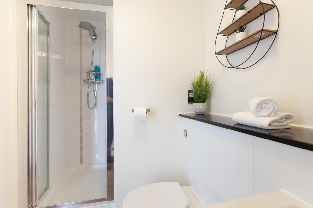 2 Bedroom 2 Bathroom In With Free Parking - Contractors, Relocation, Business Travellers Apartamento *