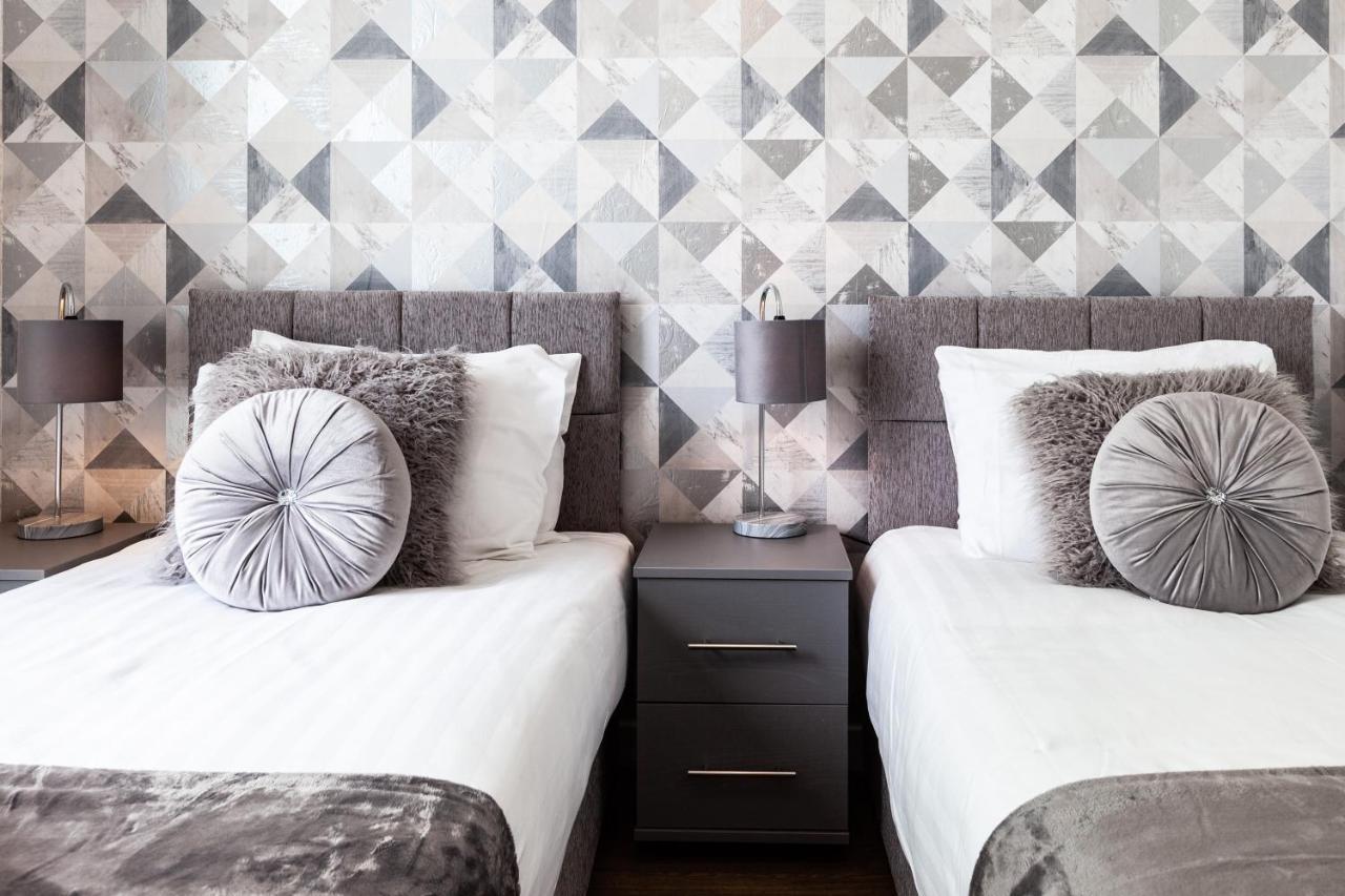 2 Bedroom 2 Bathroom In With Free Parking - Contractors, Relocation, Business Travellers Apartamento *